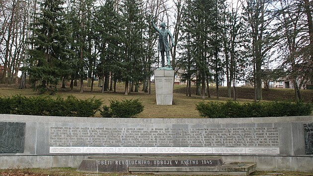 Radnice bude zvaovat, zda nech nasvtit sochu Karla Havlka Borovskho.