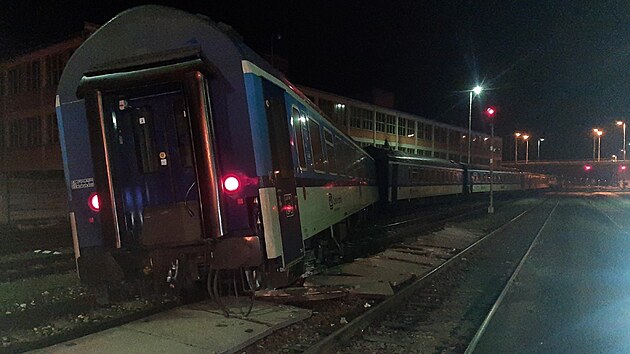 Pi posunu vlaku na zlínském nádraí vykolejily dva prázdné vagóny. (13. února...