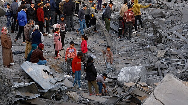 Podle palestinskch ad si izraelsk dery v Rafhu vydaly ivoty asi stovky lid. V rznch stech Rafhu bylo podle tchto zdroj zasaeno celkem 14 dom a ti meity. (12. nora 2024)