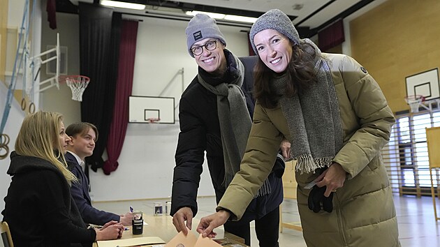 Ve Finsku se uskutenilo druh kolo prezidentskch voleb, do nj postoupili bval premir a f diplomacie Alexander Stubb a Pekka Haavisto. Na fotografii je Stubb s manelkou. (11. nora 2024)