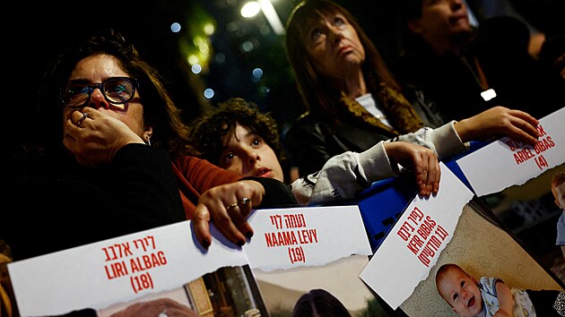Demonstranti v sobotu veer opt zablokovali vznamnou tdu v Tel Avivu, dali demisi izraelsk vldy, nov volby a proputn rukojmch. (10. nora 2024)
