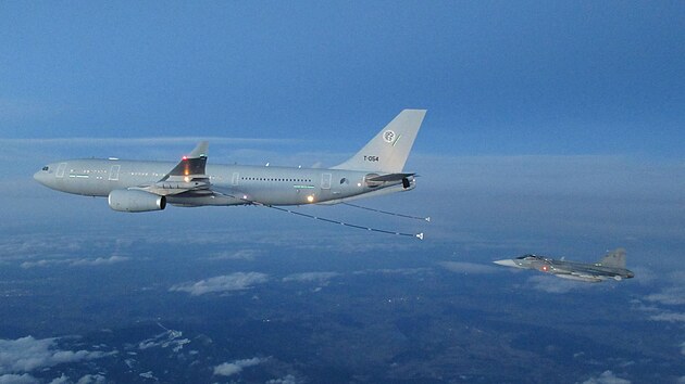 Prvn zkouka tankovn za letu eskch gripen z letounu Airbus A330 MRTT nad Krkonoemi