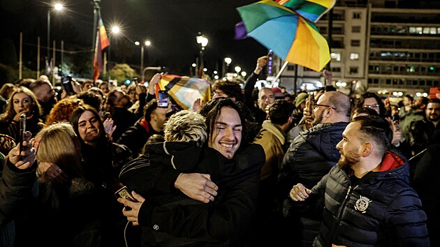 Podporovatel a pslunci LGBT komunity oslavuj schvlen zkona o manelstv pro vechny ped eckm parlamentem. (15. nora 2023)