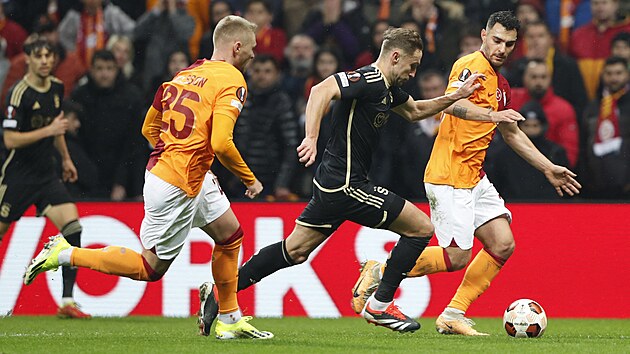 Sparansk tonk Jan Kuchta se sna utct fotbalistm Galatasaraye ve vzjemnm duelu vyazovac fze Evropsk ligy.