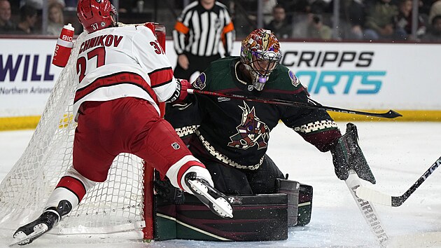 Andrej Sve�nikov atakuje branku Karla Vejmelky.