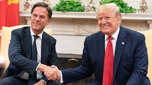 Nizozemský premiér Mark Rutte s někdejším americkým prezidentem Donaldem Trumpem (18. července 2019)