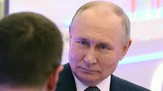 Rusk dikttor Vladimir Putin v rozhovoru s televiznm modertorem Pavlem Zarubinem (14. nora 2024)