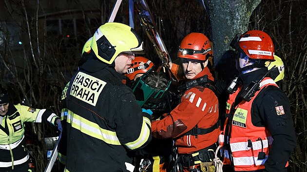 Pražští hasiči zachránili ženu, která se zranila při pádu do kanálu. Vyzdvihli ji z hloubky asi patnácti metrů.