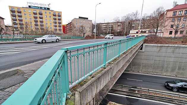 Tato st Chebskho mostu vedouc nad silninm prtahem pijde pi rekonstrukci na adu jako prvn.