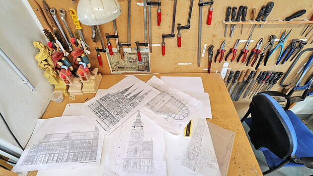 V model��sk� d�ln� hornoslavkovsk� v�znice vznik� pod rukama odsouzen�ch model Pra�sk�ho hradu, aktu�ln� pak p�edn� ��st katedr�ly sv. V�ta.