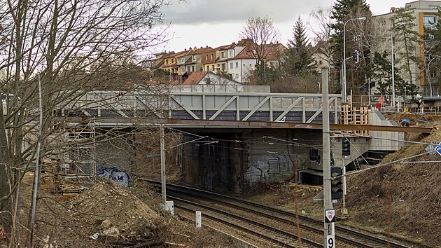 Most vede nad železničním koridorem z Brna na Vysočinu. Práce jsou tak zkoordinovány i s provozem na trati, který bude od jara omezený kvůli přestavbě nádraží v Králově Poli. (13. února 2024)