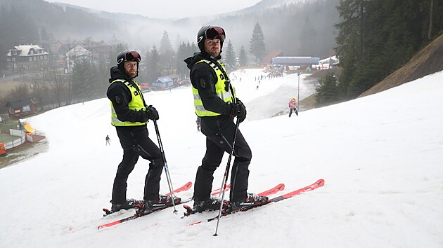 Na bezpečnost turistů v Beskydech a Jeseníkách dohlíží patnáct policistů na lyžích. Ve službě na nich stráví okolo čtyř hodin a ujedou za den okolo patnácti kilometrů. (9. února 2024)