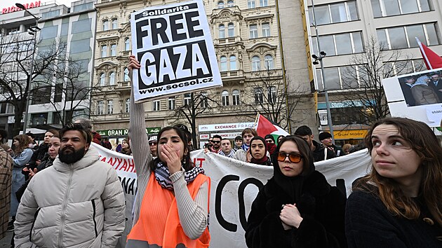 Stovky lid v Praze pily podpoit Palestinu. Demonstranti poadovali zejmna ukonen odvetnch tok Izraele, zaznlo i nkolik pbh z Psma Gazy. (18. nora 2024)