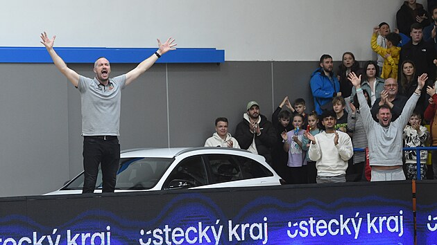 Kulaklarınız dik!  Ve hakem için bir kalp.  Jestler basketbol derbilerini ateşledi