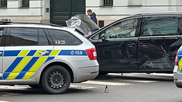 V Praze v ulici Preslova havarovala dv osobn auta. Jedno z vozidel patilo policejn hldce, kter projdla kiovatkou. (16. nora 2024)
