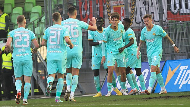 Slavia futbolcuları Karviná'ya karşı oynanan maçta golü kutluyor.
