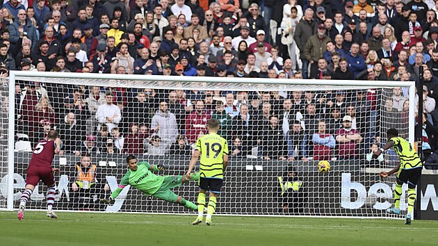 Bukayo Saka prom��uje penaltu a sk�ruje druh� g�l Arsenalu v utk�n� proti West Hamu.