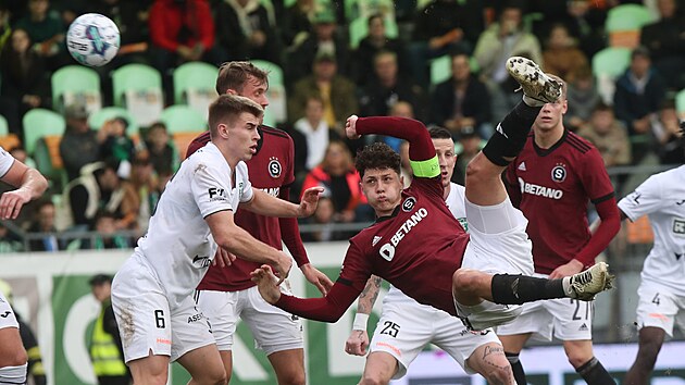 Ladislav Krej�� ze Sparty p�i st�ele �vodn�ho g�lu n��kami proti Karvin�.