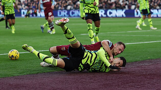 Vladim�r Coufal z West Hamu a Gabriel Magalhães z Arsenalu po souboji o m��.