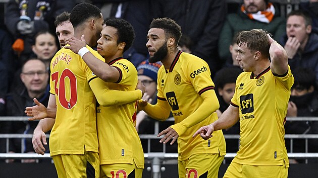 Fotbalist� Sheffieldu United slav� prvn� vst�elen� g�l v utk�n� s Lutonem v anglick� Premier League.