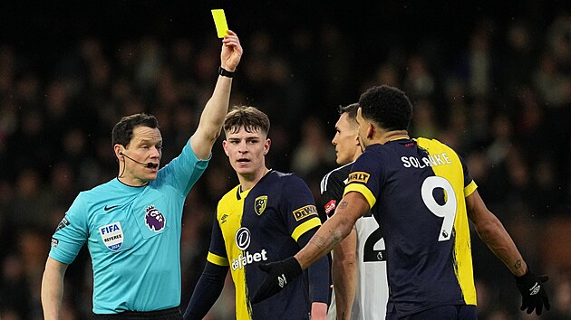 Anglick� fotbalista z Bournemouthu Dominic Solanke dostal �lutou kartu v utk�n� s Fulhamem.