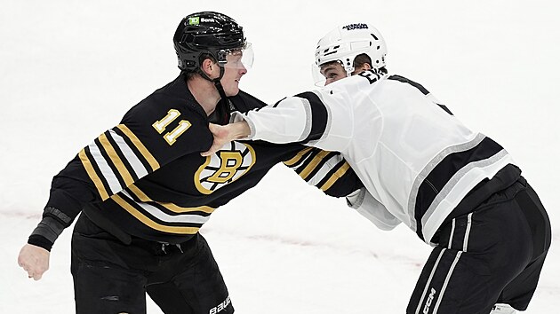 Trent Frederic z Bostonu (vlevo) a Andreas Englund z LA Kings p�i rva�ce.