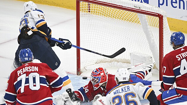Alexey Toropchenko ze St. Louis Blues střílí gól brankářovi Montrealu Jaku Allenovi.