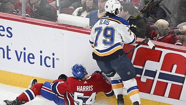 Hokejista Jordan Harris z Montrealu v souboji se Sammym Blaisem ze St. Louis Blues.