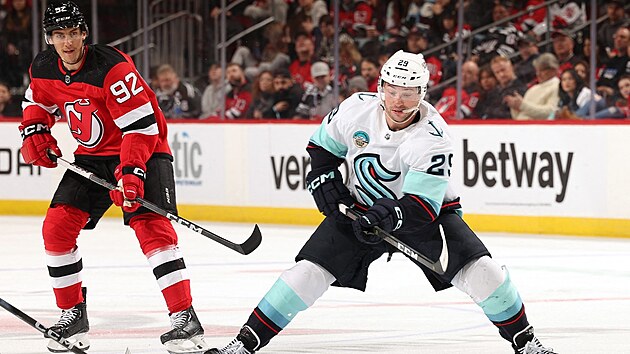 Tom� Nosek (vlevo) z New Jersey sleduje, co provede s pukem Vince Dunn ze Seattlu.