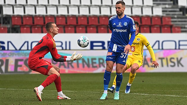 Filip Novk z Olomouce sleduje jak brank jeho tmu Tade Stoppen chyt m...