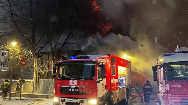 Ve tvrtench rannch hodinch vypukl v centru Moskvy por. Ve dvoe budovy Izvestija Hall, kde por vypukl, sdl stejnojmenn denk. (15. nora 2024)