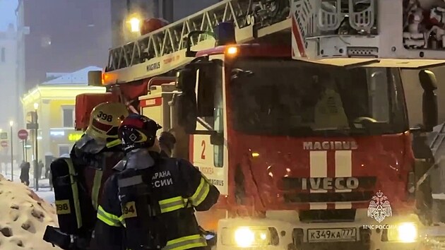 Ve tvrtench rannch hodinch vypukl v centru Moskvy por. Ve dvoe budovy Izvestija Hall, kde por vypukl, sdl stejnojmenn denk. (15. nora 2024)