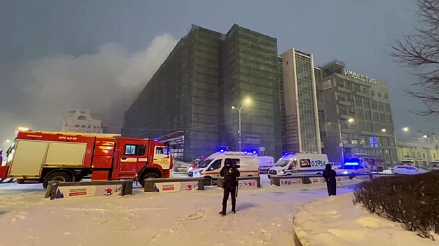 Ve tvrtench rannch hodinch vypukl v centru Moskvy por. Ve dvoe budovy Izvestija Hall, kde por vypukl, sdl stejnojmenn denk. (15. nora 2024)