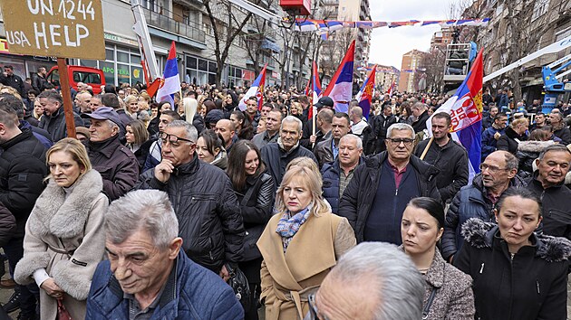 Kosovt Srbov protestuj proti zkazu pouvn srbsk mny v severn sti Kosovsk Mitrovice v Kosovu. (12. nora 2024)