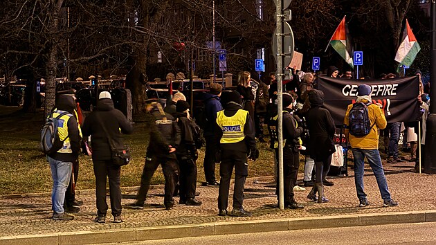 Ped izraelskou ambasdou v Praze probhla propalestinsk demonstrace. Policist na n zadreli mue, kter se polil holavinou a pokusil se zaplit. (14. nora 2024)