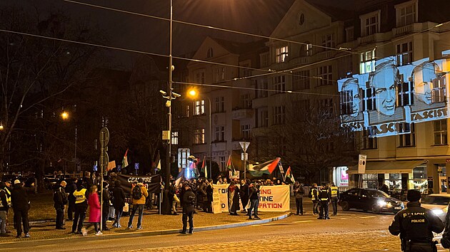 Ped izraelskou ambasdou v Praze probhla propalestinsk demonstrace. Policist na n zadreli mue, kter se polil holavinou a pokusil se zaplit. (14. nora 2024)