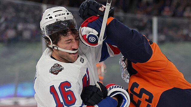 Vincent Trocheck (16) z New York Rangers a Alexander Romanov z New York Islanders se perou.
