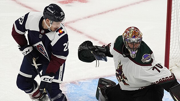 Ross Colton z Colorado Avalanche ped brnou Arizona Coyotes, v n kle Karel Vejmelka.