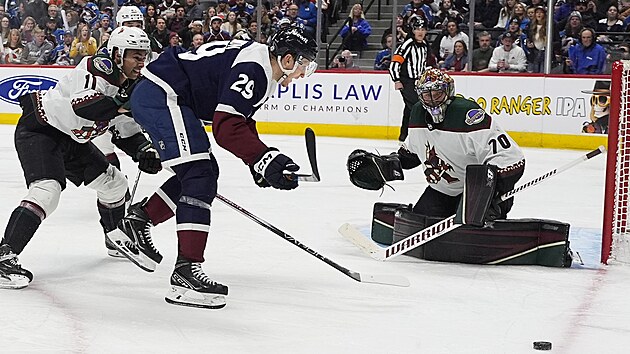 Karel Vejmelka v brn Arizona Coyotes, to Nathan MacKinnon z Colorado Avalanche.