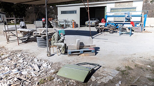 Msto Imotski na jihu Chorvatska nechalo vytesat kamennou repliku vozu Mercedes-Benz Minika na pamtku tisc lid, kte z ekonomickch dvod opustili vlast, aby zkusili tst v zahrani. (16. nora 2024)