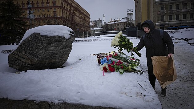 Lid pokldaj kvtiny k pamtnku v Moskv, aby uctili zesnulho opozinho ldra Alexeje Navalnho. (17. nora 2024)
