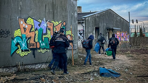 Demolice dom po armd na Borskch polch v Plzni. V objektech ili bezdomovci, strnci je museli vyprovodit ven.
