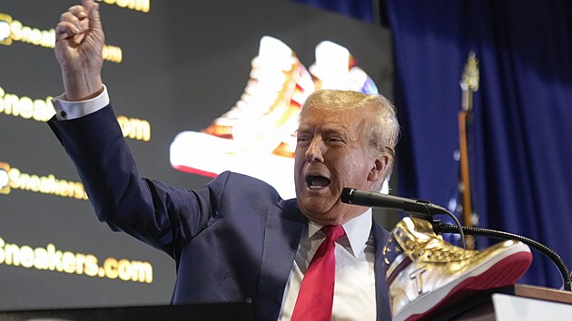 Donald Trump p�edstavil ve Filadelfii limitovanou edici zlat�ch tenisek. (17. �nora 2024)