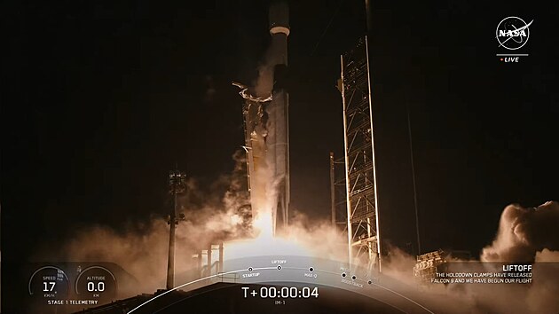 Raketa Falcon 9 vyrazila s lun�rn�m landerem Nova-C  Odysseus do vesm�rn�ho prostoru.