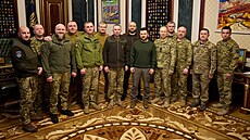Ukrajinský prezident Volodymyr Zelenskyj s novým vedením ozbrojených sil (10....