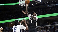 Bobby Portis z Milwaukee zakon�uje na ko� Memphisu.