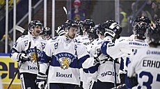 Finští hokejisté oslavují výhru nad Švédskem.