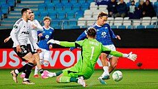 Fredrik Gulbrandsen z Molde dává gól v utkání proti Legii Var�ava.
