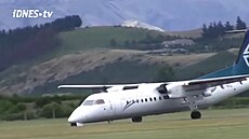 Dopravní letoun Bombardier Dash 8 Q300 při nouzovém přistání s porouchaným...