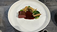Pe�ený dan�í h�bet, pithvier z rozdu�ené dan�í plece a kachní foie gras,...